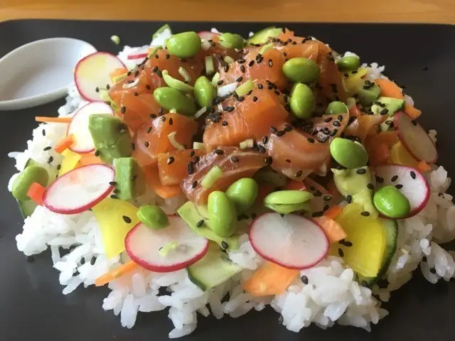 Sushi menu – poke bowl s&nbsp;lososem