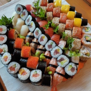 výroba_sushi_v_Kuřimi_sushi_tácy
