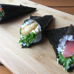 temaki_kornouty_kreveta_losos_tunak_sushimi